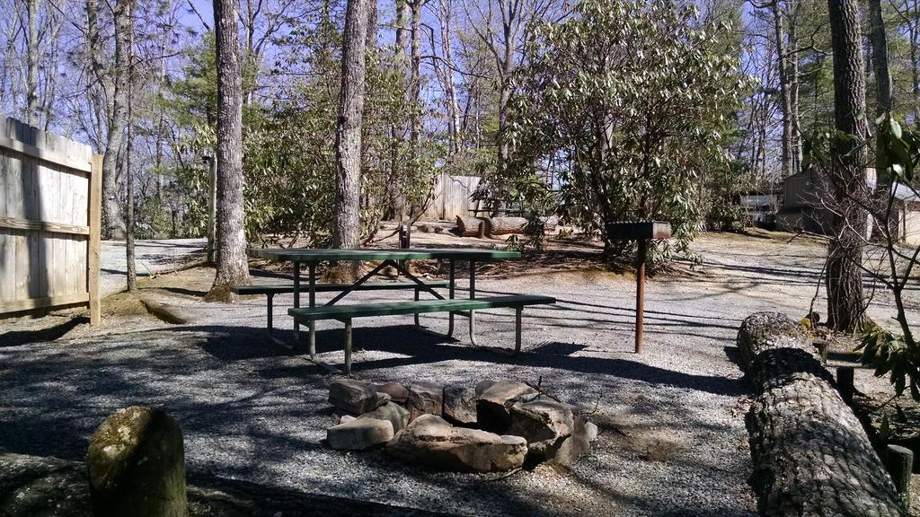 Linville Falls Campground, Rv Park, And Cabins 外观 照片