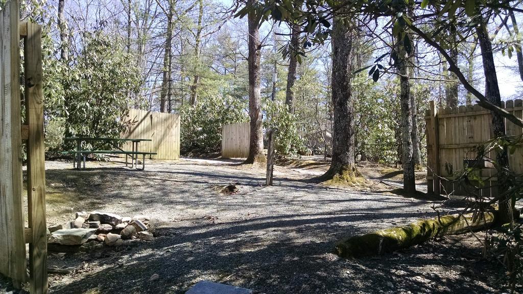 Linville Falls Campground, Rv Park, And Cabins 外观 照片