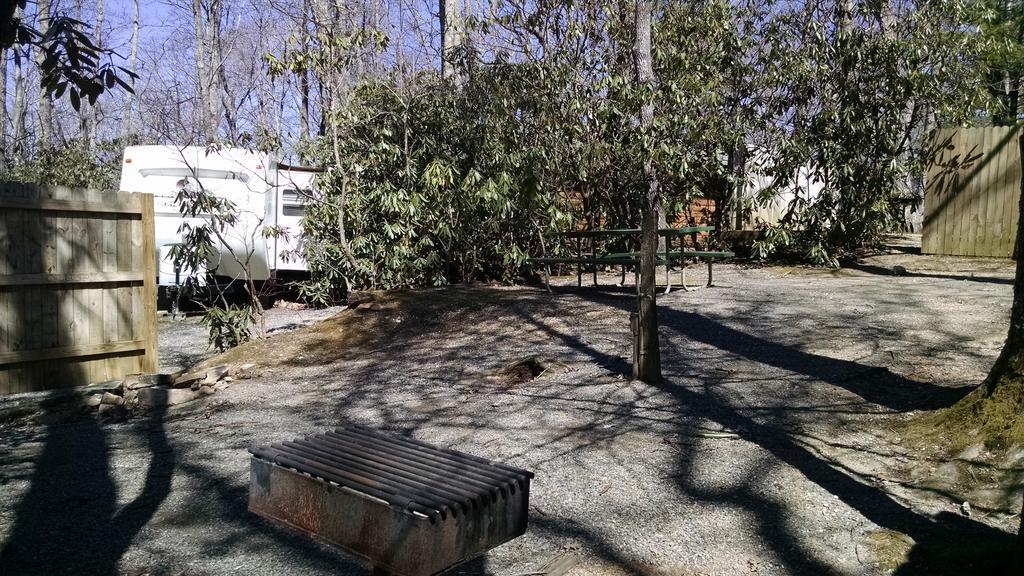 Linville Falls Campground, Rv Park, And Cabins 外观 照片