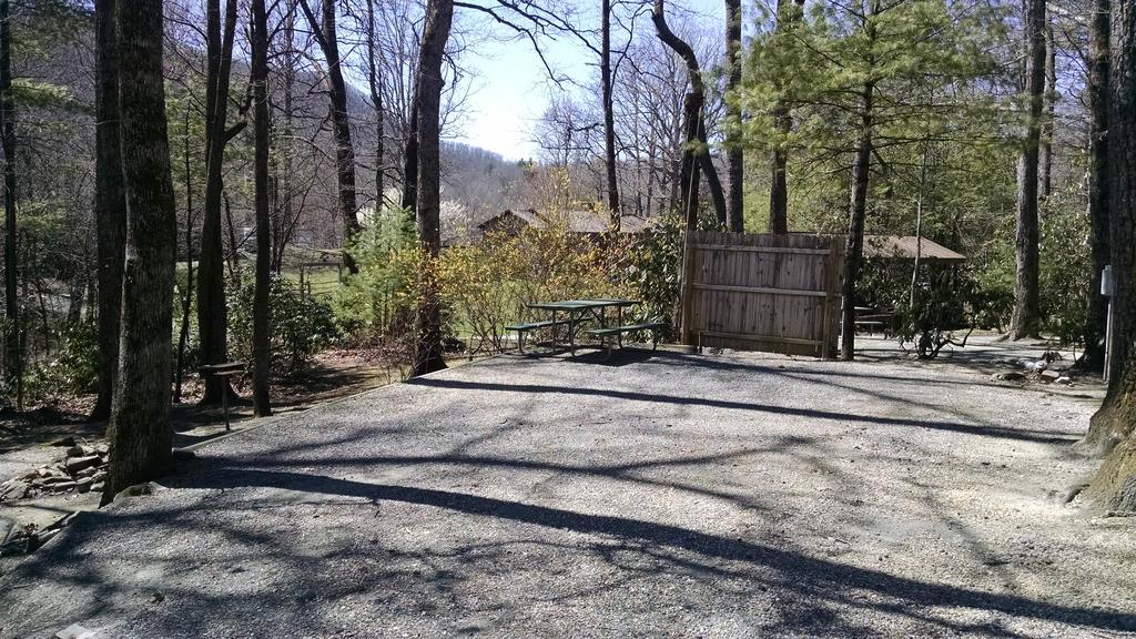 Linville Falls Campground, Rv Park, And Cabins 外观 照片
