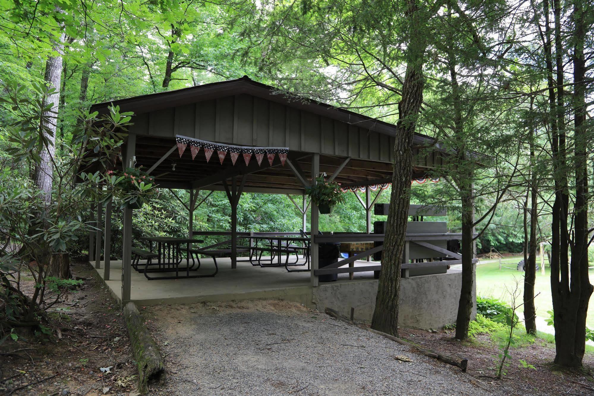Linville Falls Campground, Rv Park, And Cabins 外观 照片